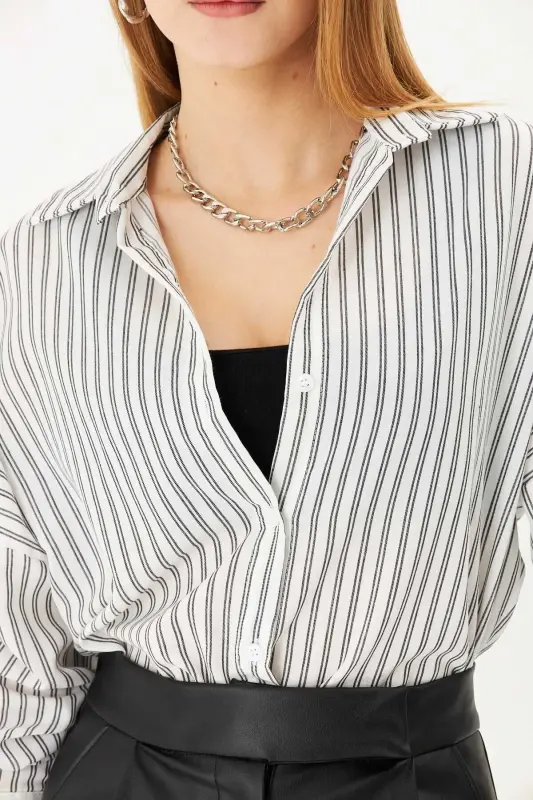 Kadın Beyaz-Siyah İnce Çizgili Oversize Uzun Basic Gömlek ARM-22Y001185 - Beyaz-Siyah - 4