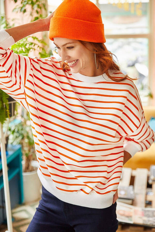 Kadın Beyaz Turuncu Çizgili Basic Yumuşak Dokulu Salaş Sweatshirt SWT-19000457 - Beyaz Turuncu - 1