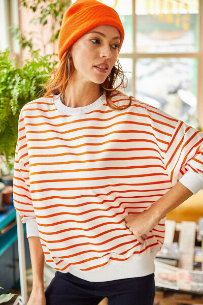 Kadın Beyaz Turuncu Çizgili Basic Yumuşak Dokulu Salaş Sweatshirt SWT-19000457 - Beyaz Turuncu - 5