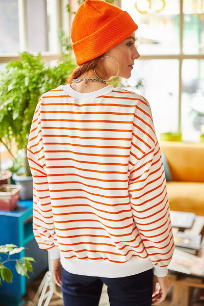 Kadın Beyaz Turuncu Çizgili Basic Yumuşak Dokulu Salaş Sweatshirt SWT-19000457 - Beyaz Turuncu - 6