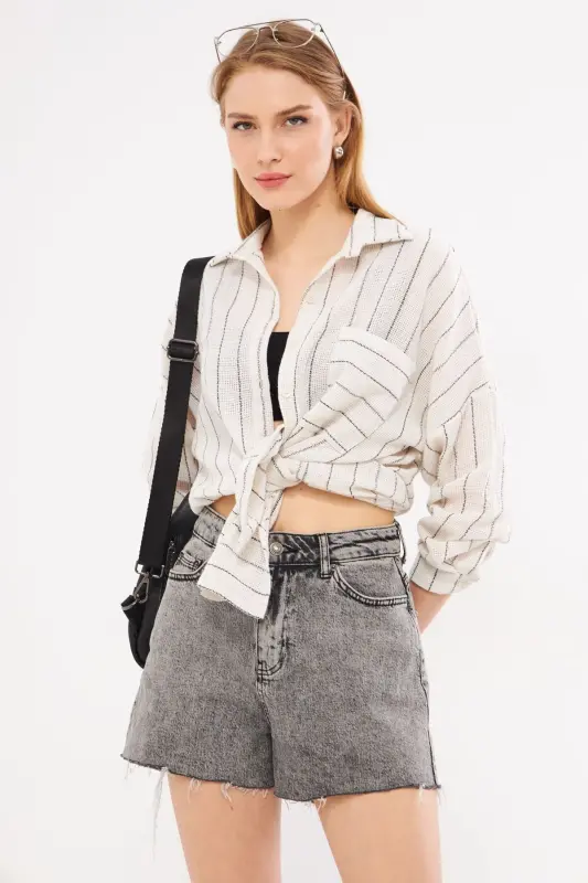 Kadın Beyaz Uzun Kollu Cep Detaylı Sırtı Pileli Çizgili Oversize Gömlek ARM-24Y001053-Beyaz - 1