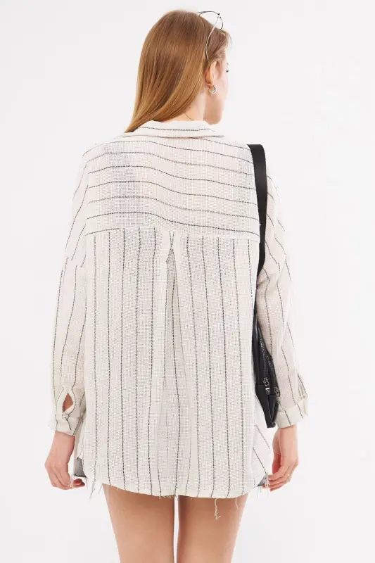 Kadın Beyaz Uzun Kollu Cep Detaylı Sırtı Pileli Çizgili Oversize Gömlek ARM-24Y001053-Beyaz - 5