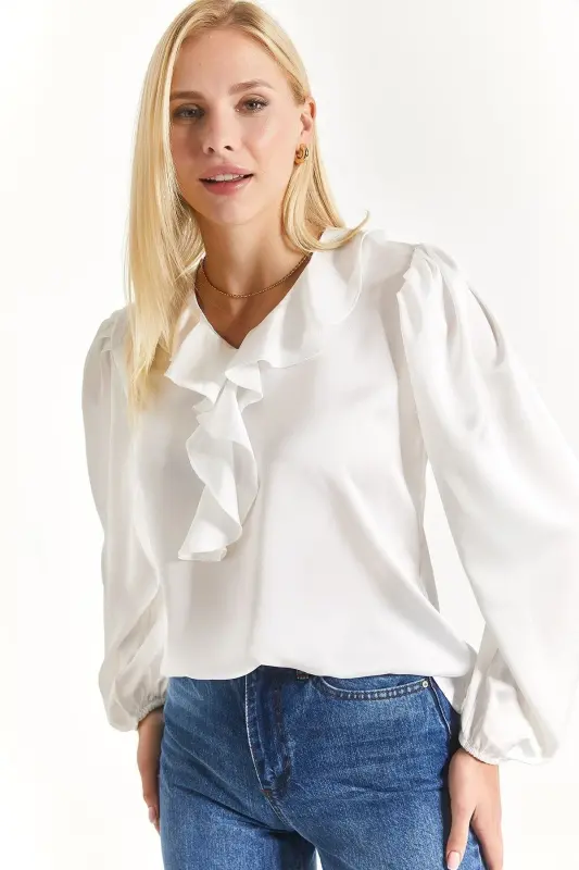 Damenbluse aus elastischem Baumwollsatin mit weißem Kragen, gerüschten Schultern und gerafften Ärmeln, Arm-22k001059 - Weiß - ARMONIKA