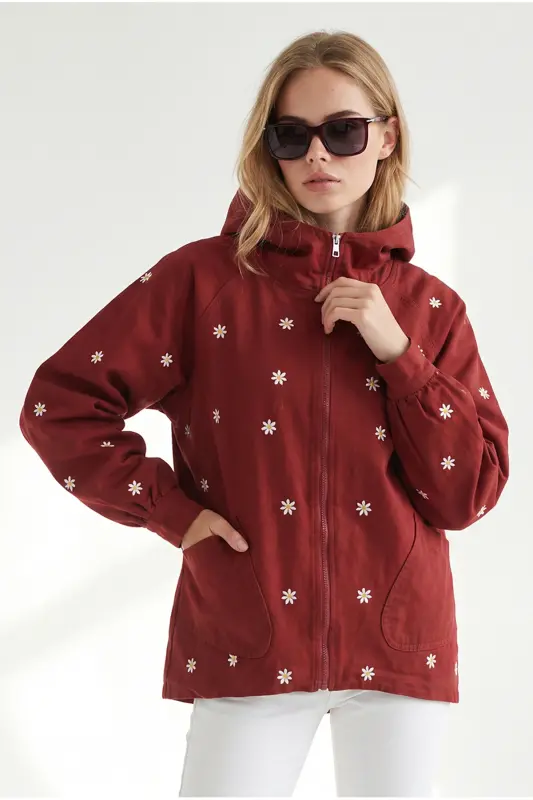 Kadın Bordo Fermuarlı Cepli Kapüşonlu Nakış Detaylı Denim Ceket CKT-19000380 - Bordo - 1