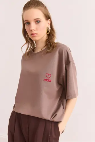 Kadın Camel Mom Nakışlı 2 İplik Oversize Tişört TSH-19000785-Camel 
