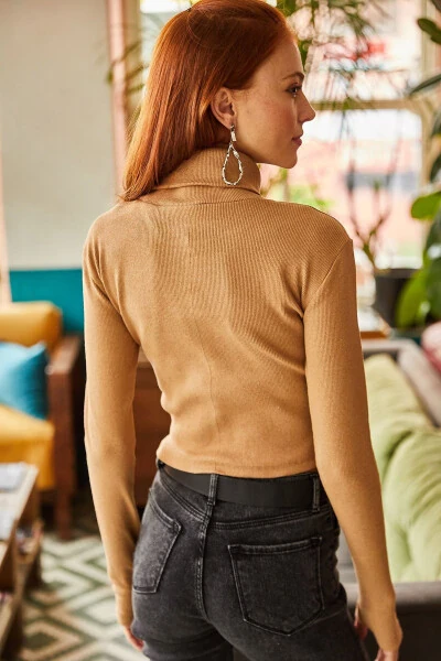 Kadın Camel Balıkçı Yaka Parmak Detaylı Likralı Crop Bluz BLZ-19001644-Camel - 4
