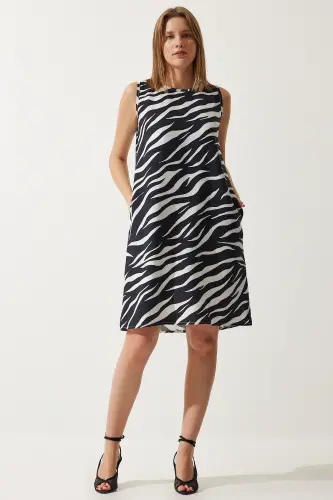 Kadın Canlı Siyah Beyaz Desenli Yazlık Çan Elbise BV00053-Canlı Siyah Beyaz - 4