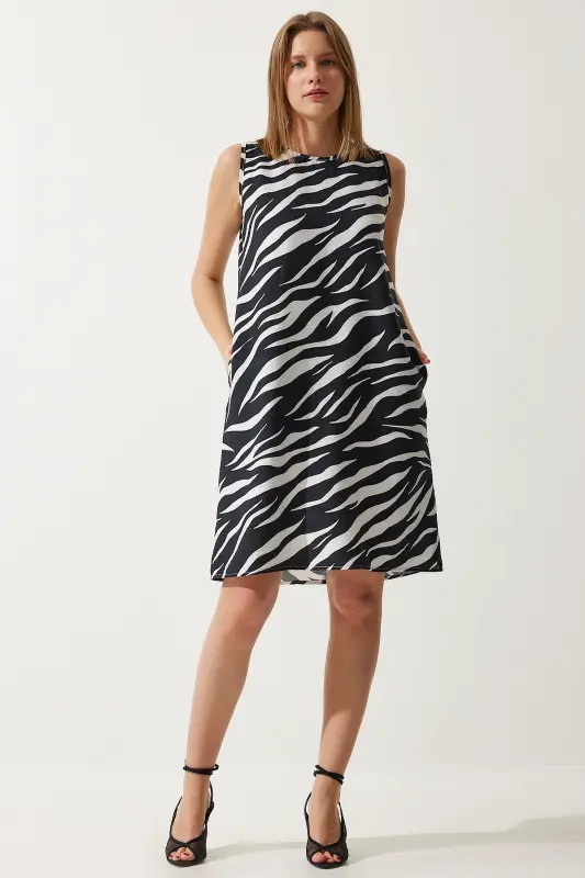 Kadın Canlı Siyah Beyaz Desenli Yazlık Çan Elbise BV00053-Canlı Siyah Beyaz - 4