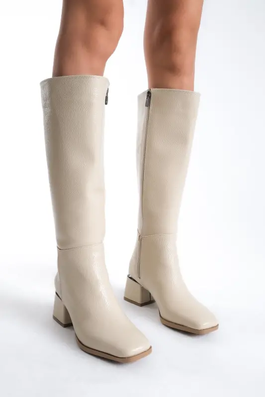 Kadın Diz Altı Kırışık Krem Topuklu Parlak Detaylı Fermuarlı Deri Görünümlü Uzun Çizme-Kırışık Rugan Krem - 5