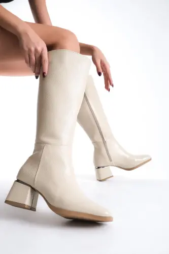 Kadın Diz Altı Kırışık Krem Topuklu Parlak Detaylı Fermuarlı Deri Görünümlü Uzun Çizme-Kırışık Rugan Krem - 3