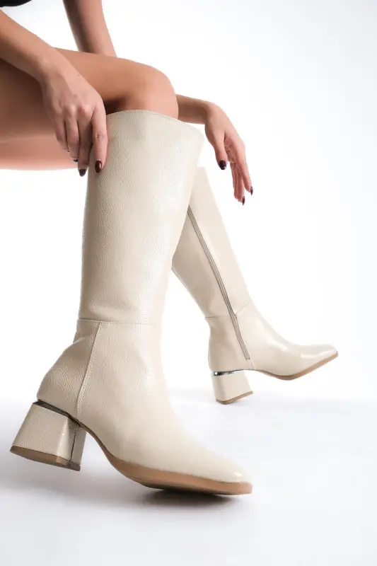 Kadın Diz Altı Kırışık Krem Topuklu Parlak Detaylı Fermuarlı Deri Görünümlü Uzun Çizme-Kırışık Rugan Krem - 3