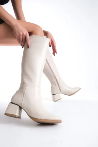 Kadın Diz Altı Krem Topuklu Parlak Detaylı Fermuarlı Deri Görünümlü Uzun Çizme-Krem 