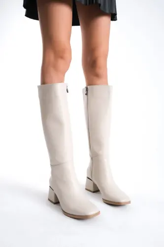 Kadın Diz Altı Krem Topuklu Parlak Detaylı Fermuarlı Deri Görünümlü Uzun Çizme-Krem - 5