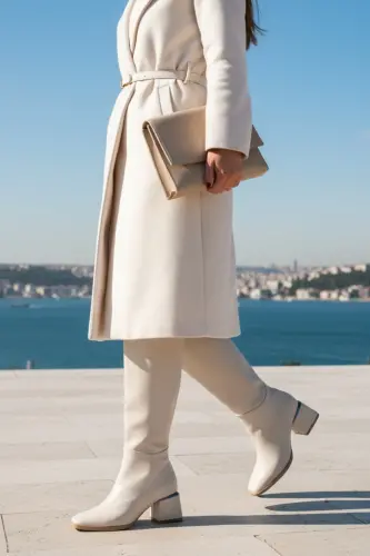 Kadın Diz Altı Krem Topuklu Parlak Detaylı Fermuarlı Deri Görünümlü Uzun Çizme-Krem - 6