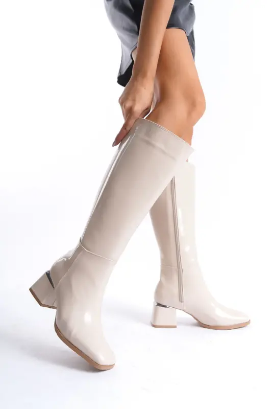 Kadın Diz Altı Rugan Krem Topuklu Parlak Detaylı Fermuarlı Parlak Uzun Çizme-Rugan Krem - LIMEO