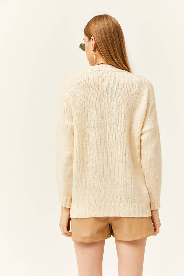 Kadın Ekru Cep Detaylı Yumuşak Dokulu Oversize Triko Kazak KZK-19000767-Ekru - 3