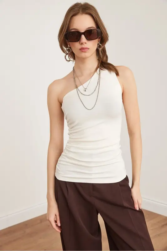 Kadın Ekru Drape Detaylı Tek Omuz Soft Touch Esnek Viskon Bluz BLZ-19002887 - Ekru - 2