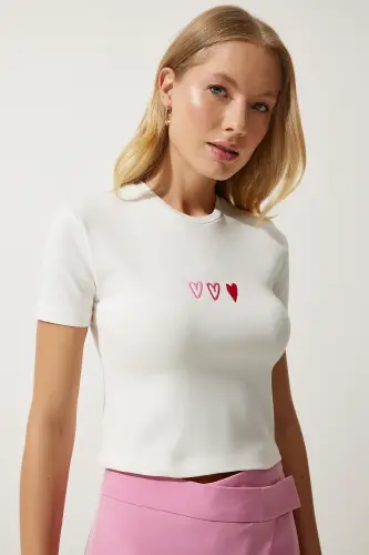 Kadın Ekru Kalp Nakışlı Crop Örme T-Shirt MX00158 - Ekru - Happiness İstanbul (1)