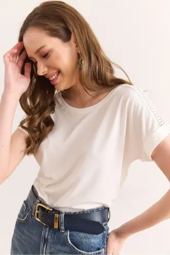 Kadın Ekru Omuzu Güpür Detaylı Örme Viskon Bluz Blz-19002929 - Ekru - 3