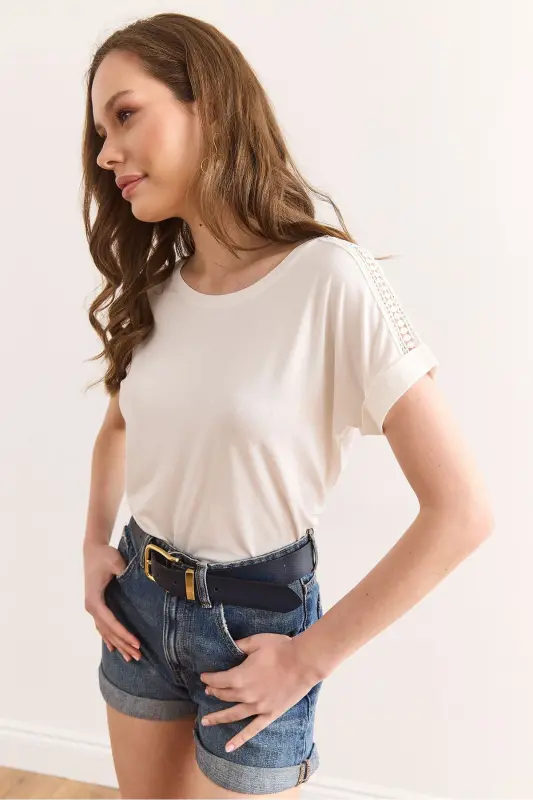 Kadın Ekru Omuzu Güpür Detaylı Örme Viskon Bluz Blz-19002929 - Ekru - 4