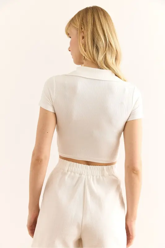 Kadın Ekru Polo Yaka Bağlama Detaylı Poliviskon Crop Bluz BLZ-19002960 - Ekru - 5