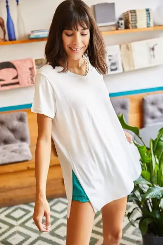 Kadın Ekru V Yaka Yanı Yırtmaçlı Dökümlü Salaş T-Shirt TSH-19000582 - Ekru - 2