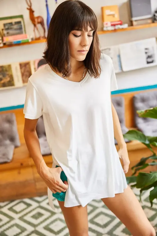 Kadın Ekru V Yaka Yanı Yırtmaçlı Dökümlü Salaş T-Shirt TSH-19000582 - Ekru - 4