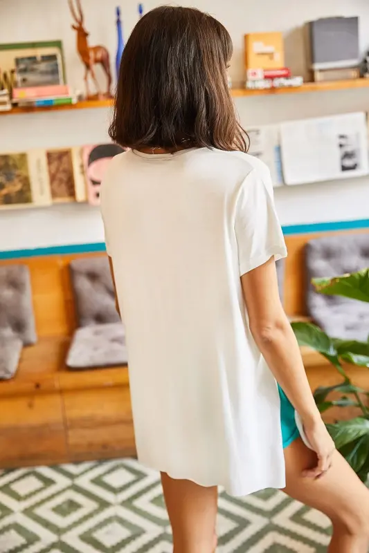 Kadın Ekru V Yaka Yanı Yırtmaçlı Dökümlü Salaş T-Shirt TSH-19000582 - Ekru - 6