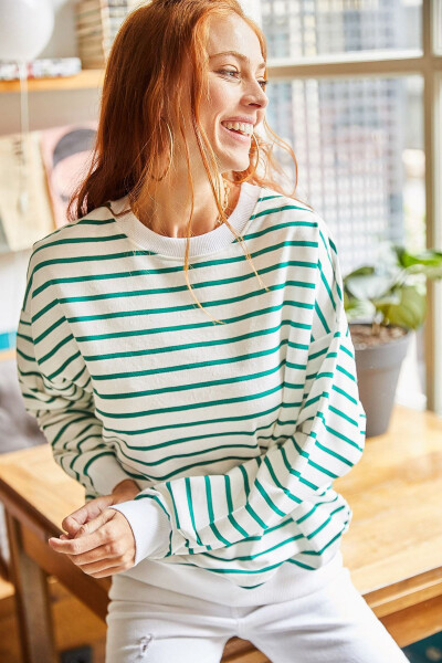 Kadın Ekru Yeşil Çizgili Basic Yumuşak Dokulu Salaş Sweatshirt SWT-19000457-Ekru Yeşil 