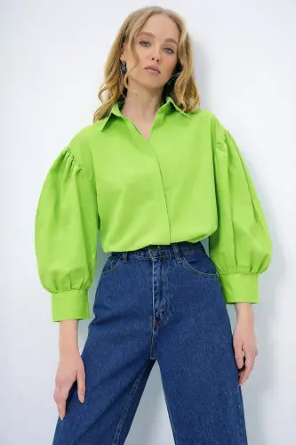 Kadın Fıstık Yeşili Balon Kol Desenli Baskılı Viscon Dokuma Gömlek ALC-X9654-FISTIK YEŞİLİ - TREND ALAÇATI STILI (1)