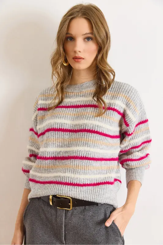 Kadın Gri Çizgili Sakal Detaylı Yumuşak Dokulu Triko Kazak KZK-19000893-Gri - 2