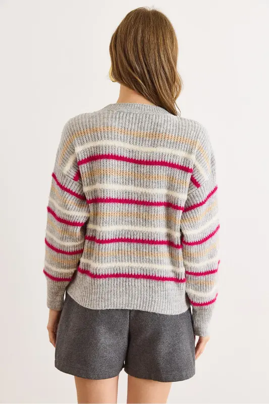 Kadın Gri Çizgili Sakal Detaylı Yumuşak Dokulu Triko Kazak KZK-19000893-Gri - 3