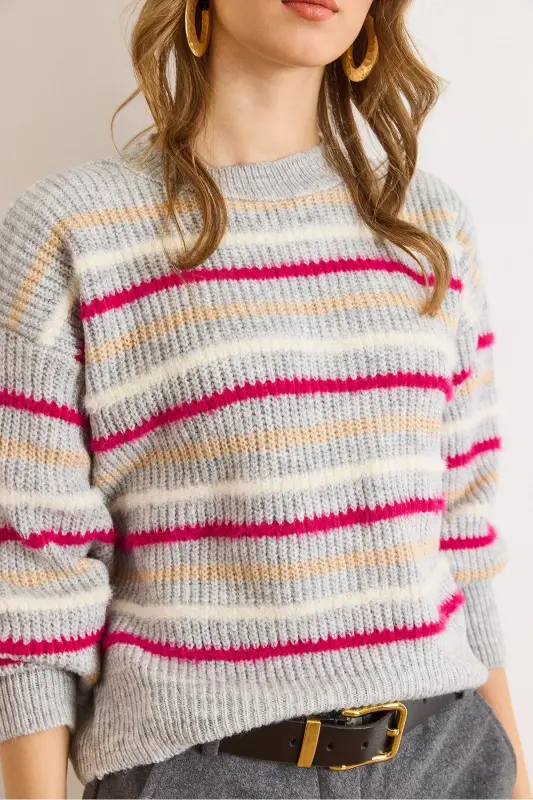 Kadın Gri Çizgili Sakal Detaylı Yumuşak Dokulu Triko Kazak KZK-19000893-Gri - 4