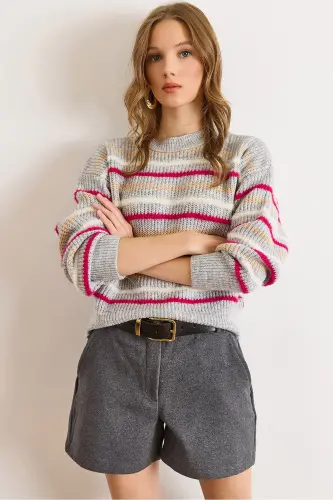 Kadın Gri Çizgili Sakal Detaylı Yumuşak Dokulu Triko Kazak KZK-19000893-Gri 