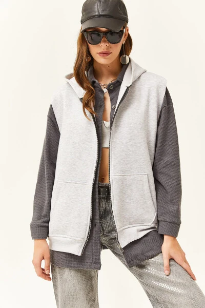 Kadın Gri Melanj Kanguru Cepli Kapüşonlu Şardonlu Oversize Yelek-Gri Melanj - Modazone (1)