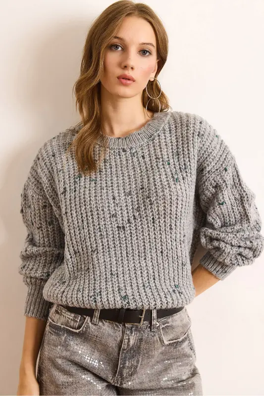 Kadın Gri Renk Detaylı Yumuşak Detaylı Oversize Triko Kazak KZK-19000862-Gri - OLALOOK