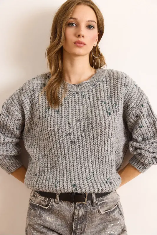 Kadın Gri Renk Detaylı Yumuşak Detaylı Oversize Triko Kazak KZK-19000862-Gri - 2