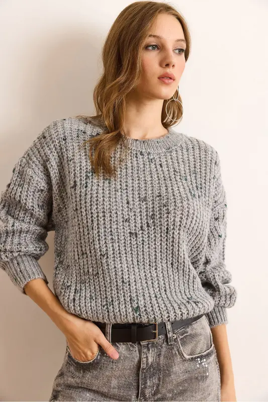 Kadın Gri Renk Detaylı Yumuşak Detaylı Oversize Triko Kazak KZK-19000862-Gri - 5