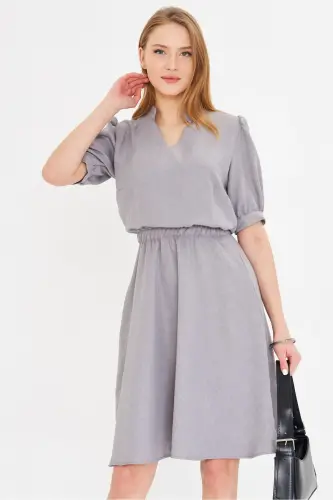 Graues Damenkleid mit V-Ausschnitt, elastischer Taille und kurzen Ärmeln, ausgestelltes Kleid ARM-25Y001001 - Grau - 2