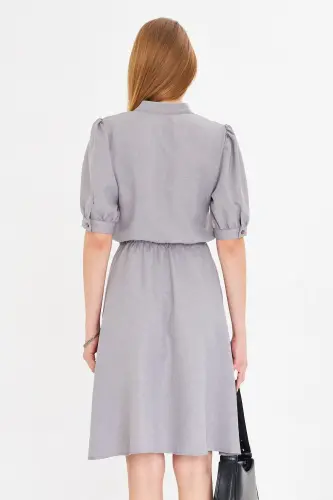 Graues Damenkleid mit V-Ausschnitt, elastischer Taille und kurzen Ärmeln, ausgestelltes Kleid ARM-25Y001001 - Grau - 5