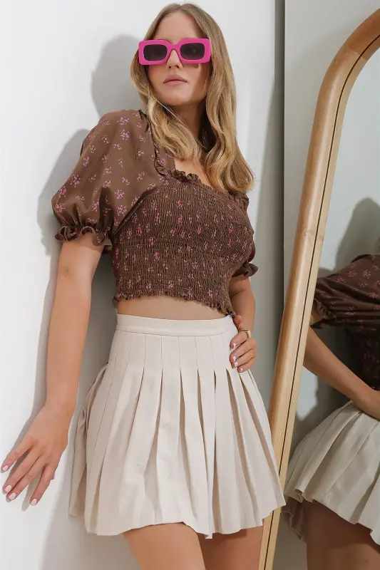 Braune kurze Leinenbluse für Damen mit quadratischem Kragen, Wassermelonenärmeln und elastischem Bund ALC-X11651 - Braun - 1