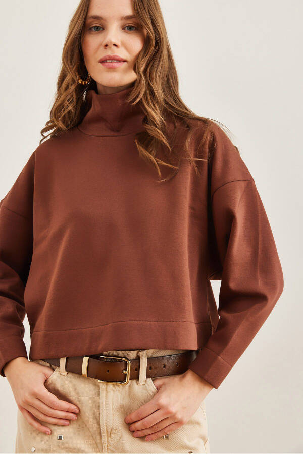 Kadın Kahverengi Dik Yaka Yarasa Crop Şardonlu Sweatshirt SWT-19000679-Kahverengi - 3