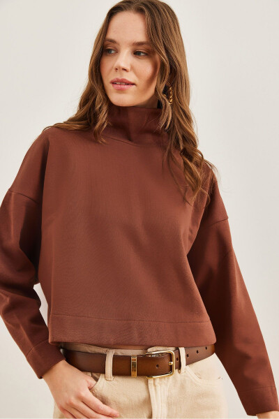 Kadın Kahverengi Dik Yaka Yarasa Crop Şardonlu Sweatshirt SWT-19000679-Kahverengi - 4