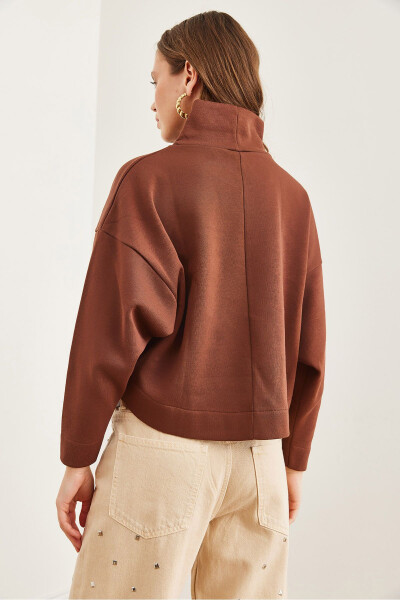 Kadın Kahverengi Dik Yaka Yarasa Crop Şardonlu Sweatshirt SWT-19000679-Kahverengi - 7