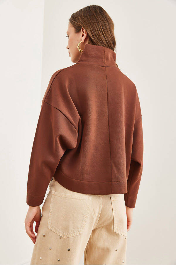 Kadın Kahverengi Dik Yaka Yarasa Crop Şardonlu Sweatshirt SWT-19000679-Kahverengi - 7