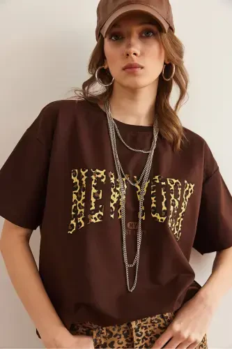 Kadın Kahverengi Leopar Newyork Baskılı 2 İp Rahat Kalıp Tişört TSH-19000849-Kahverengi - 3