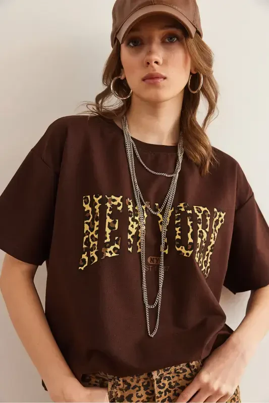 Kadın Kahverengi Leopar Newyork Baskılı 2 İp Rahat Kalıp Tişört TSH-19000849-Kahverengi - 3