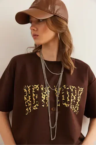 Kadın Kahverengi Leopar Newyork Baskılı 2 İp Rahat Kalıp Tişört TSH-19000849-Kahverengi - 4