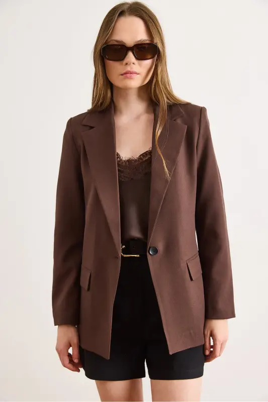 Kadın Kahverengi Tek Düğmeli Astarlı Cep Kapaklı Premium Blazer Ceket CKT-19000395-Kahverengi - 4
