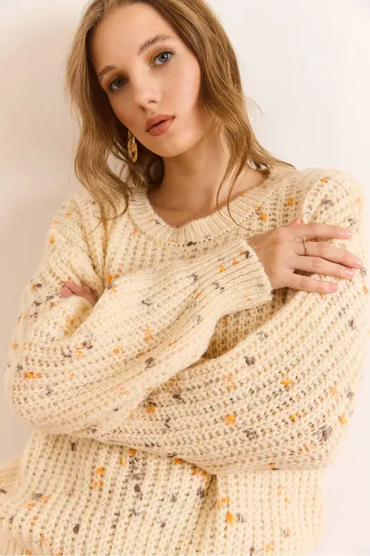 Kadın Kemik Renk Detaylı Yumuşak Detaylı Oversize Triko Kazak KZK-19000862-Kemik - OLALOOK